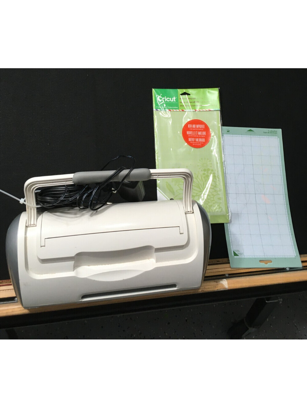 Cricut Electronic Personal Cutting Machine CRV001  W/ MATS